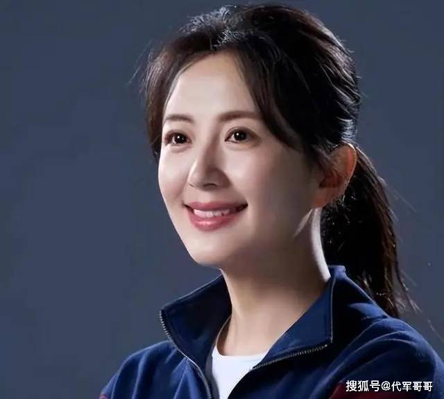 她曾是央视最美主持,不料拍戏时意外怀孕,丈夫身份至今成谜