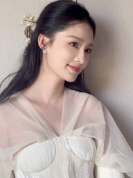 李沁,这位1990年出生于江苏的女演员,早在2008年就因在《红楼梦》中