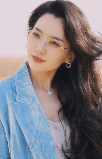 森林北旧照曝光,与前夫合影甜蜜,是华晨宇迷妹,与汪峰双双沉默