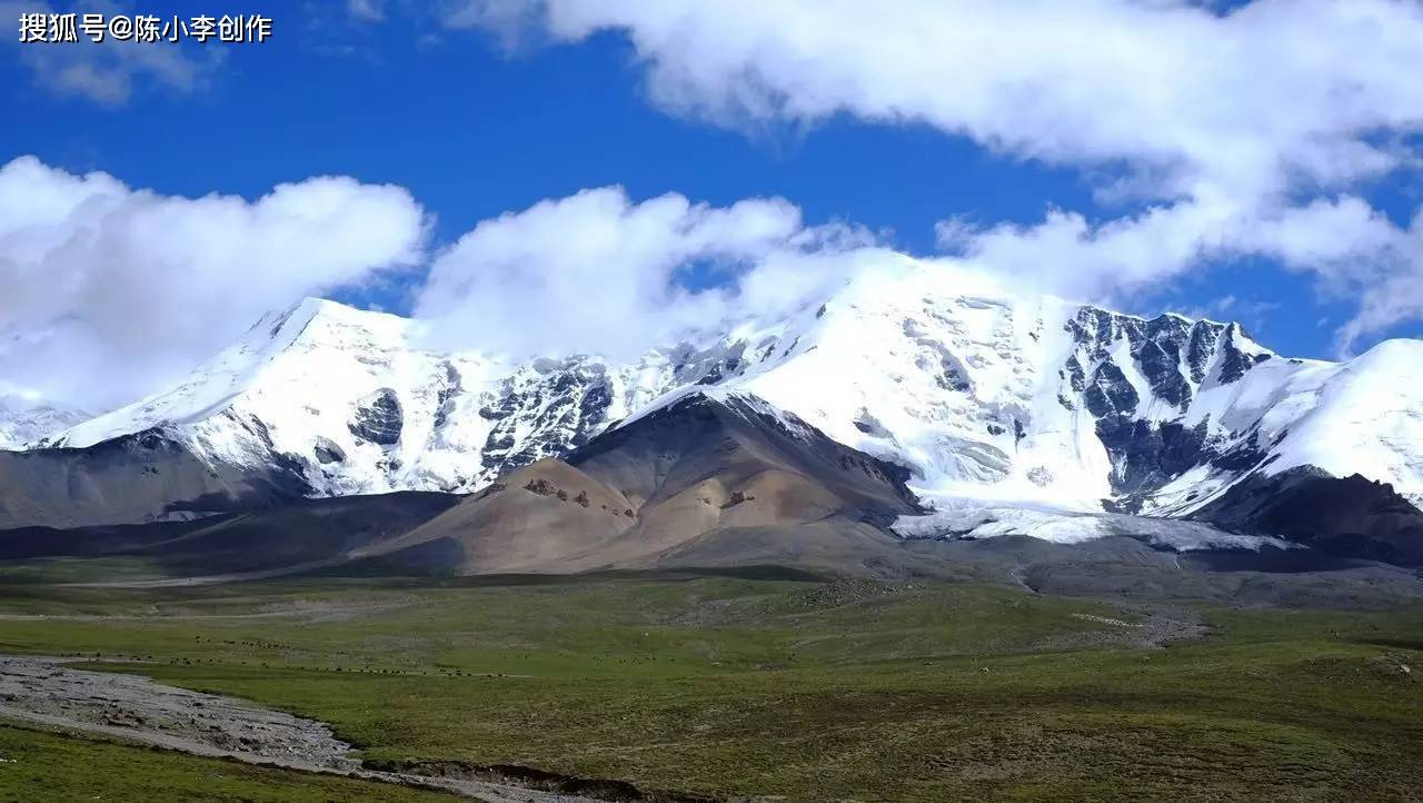 岗什卡雪峰,白雪皑皑,银光熠熠,宛如一条玉龙,龙峰夕照,五彩缤纷.