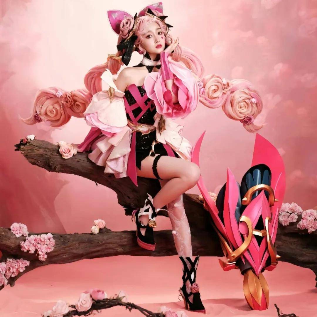 关晓彤颜值出众,而且长腿傲人,cos二次元角色一丝不苟,收获了不少好评