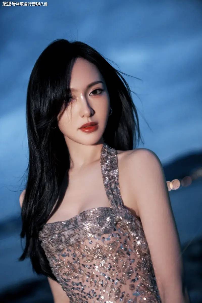 唐嫣穿亮片刺绣裙明艳照人,长发披肩尽显温婉,40岁依旧甜美动人