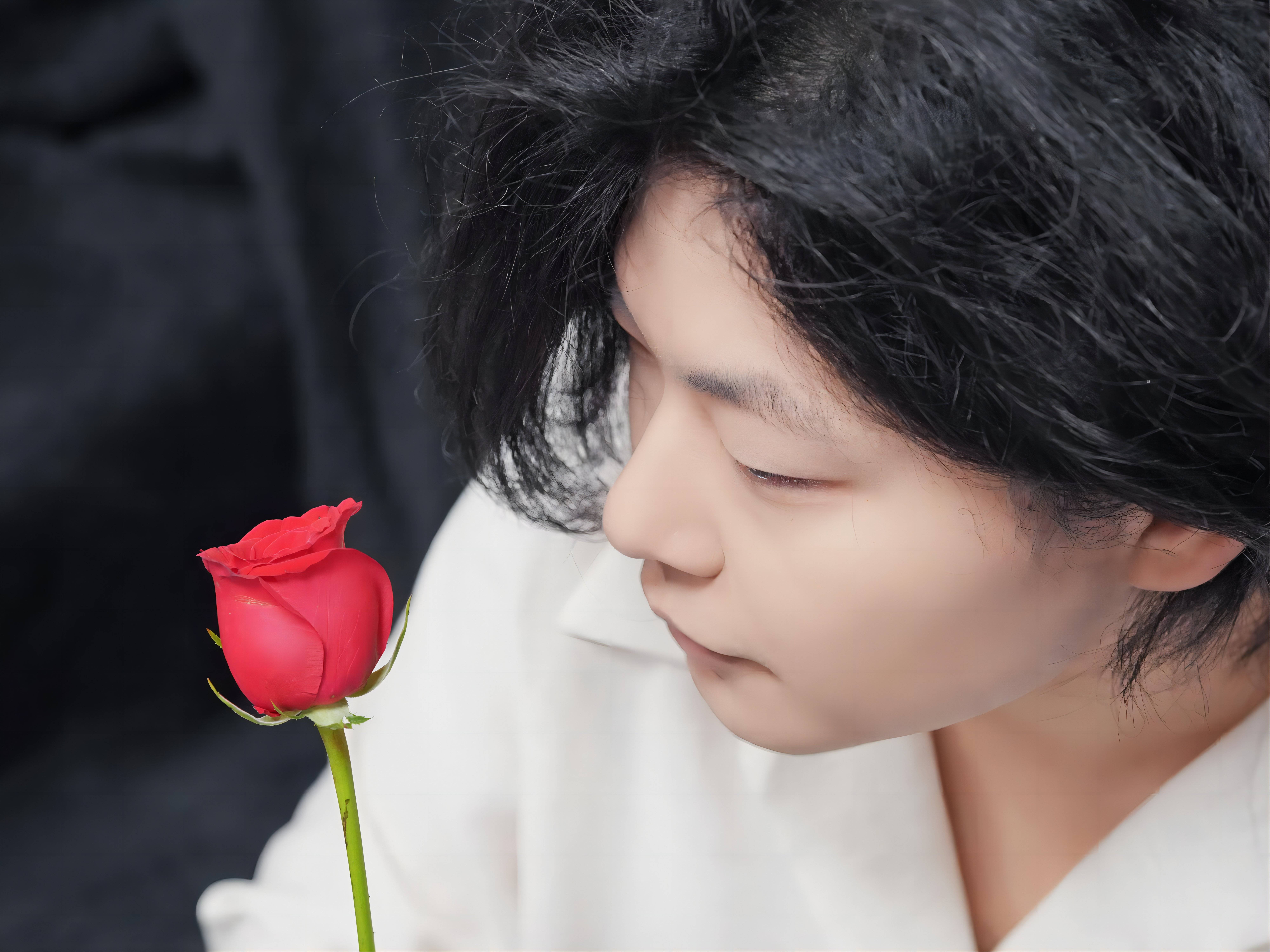 除了以这种方式感谢粉丝,李雨蒙也喜欢给粉丝的微博点赞.