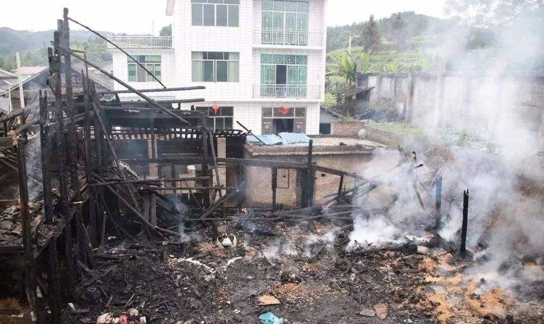 他为救老板儿子被火烧成"焦人",老板远遁他乡,10年后真相感动