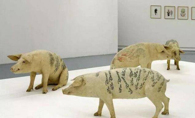 他给活猪纹身,猪皮被香奈儿花高价买去制成限量款包包,净赚50万