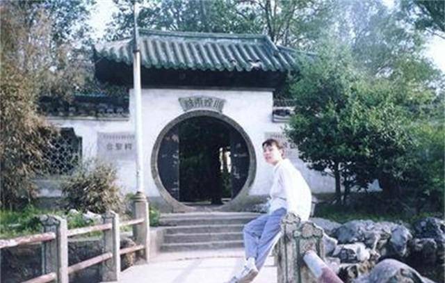 朱令的生活完全被病痛所笼罩,而这一切似乎和她的室友孙维在实验室