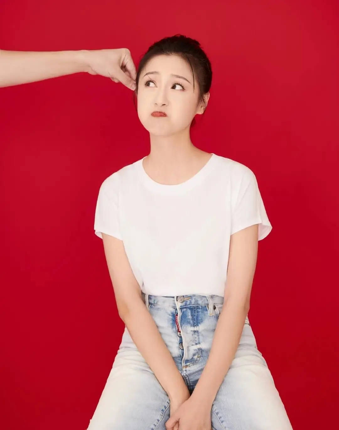 照片中,王彦霖和艾佳妮捧着女儿的小脚丫,满满的幸福感直接溢出屏幕