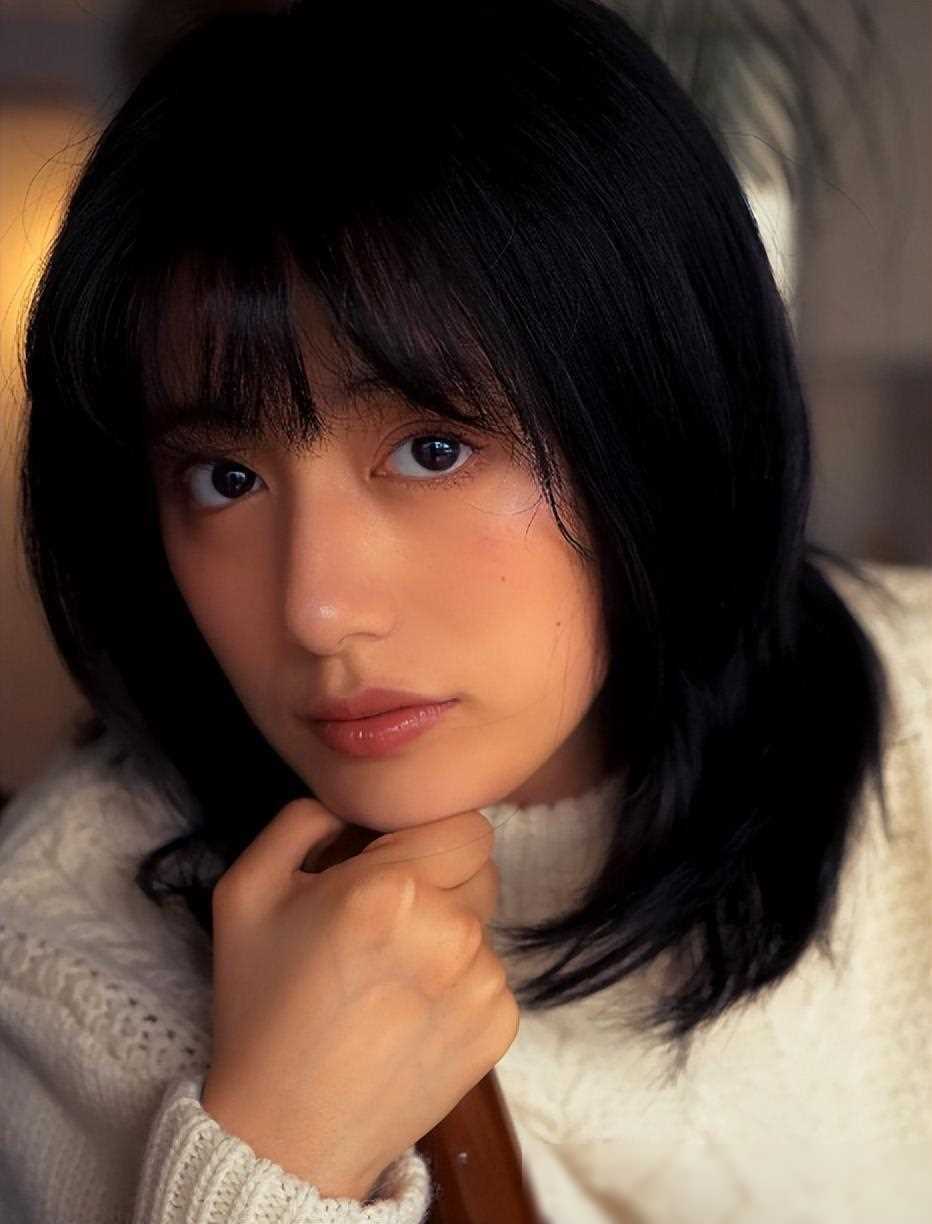 同时,我们也要认识到,作为公众人物,黑尾酱的行为必然会受到一定的