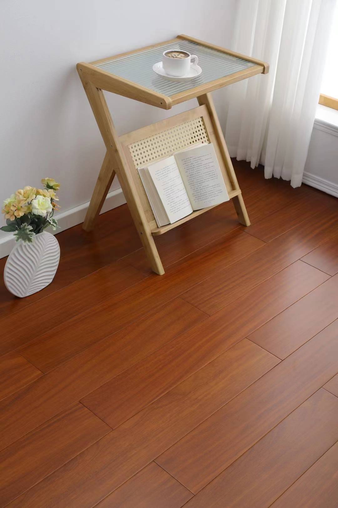 在选购时,要根据个人喜好和实际需求选择合适的木地板类型和款式;在