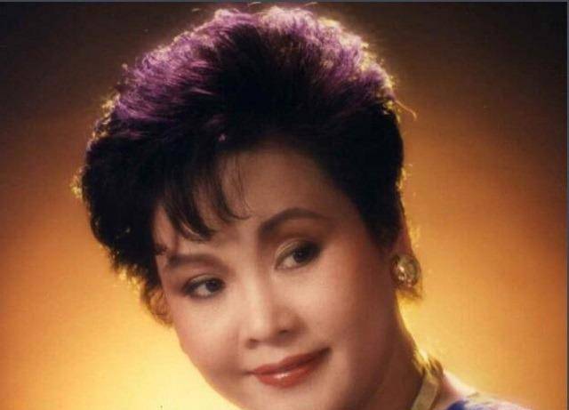 《难忘今宵》演唱者:一婚嫁恩师,二婚嫁粉丝,恩爱37年超幸福