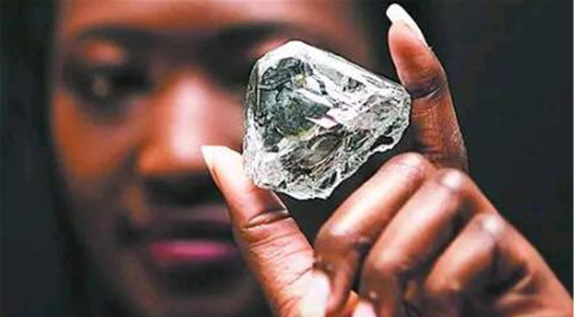   引起 非洲人想知道:为什么我们的钻石这么大、这么便宜，外国游客却不买？ 