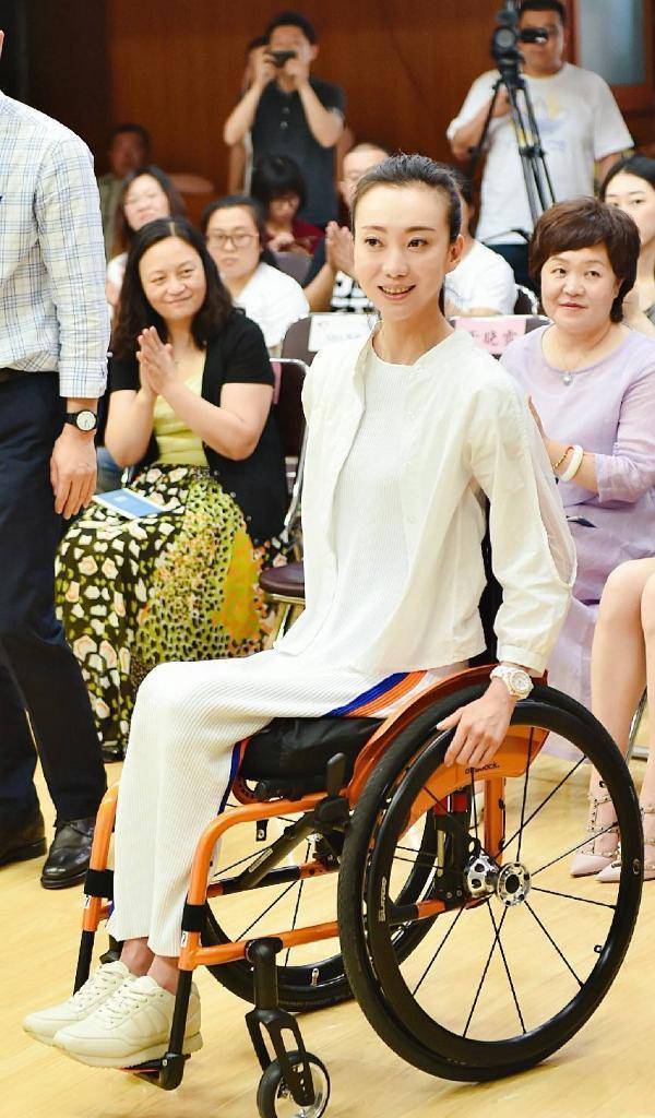 张艺谋的失误:奥运彩排意外跌落,致刘岩终生残疾,她现状怎样了