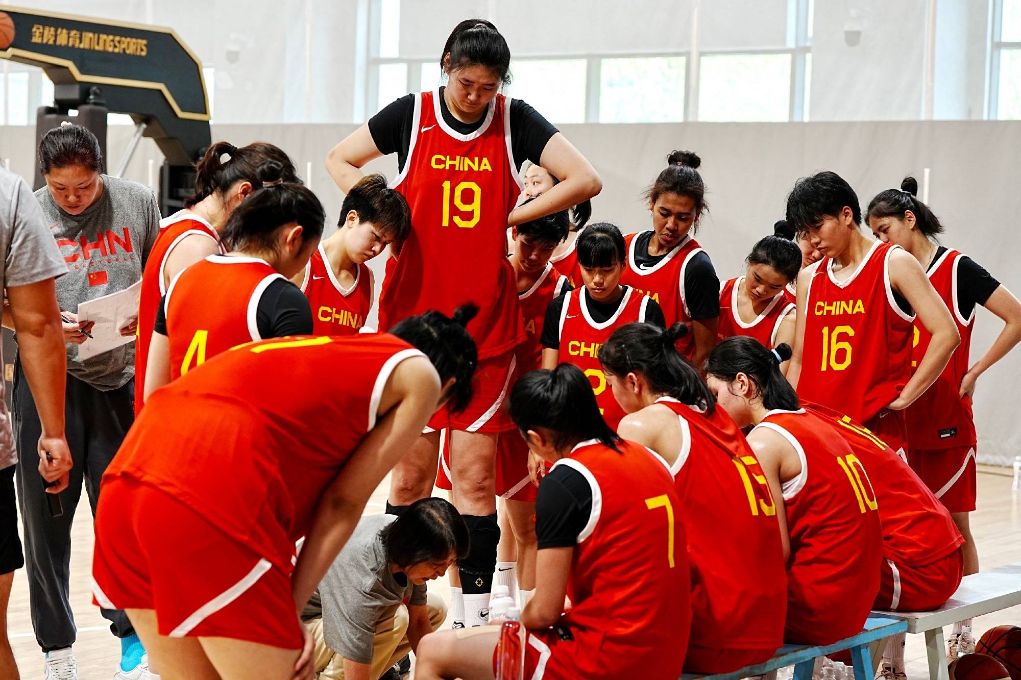 中国女篮2米28天才新星澳洲比赛曝光!18岁1米86混血前锋成新亮点