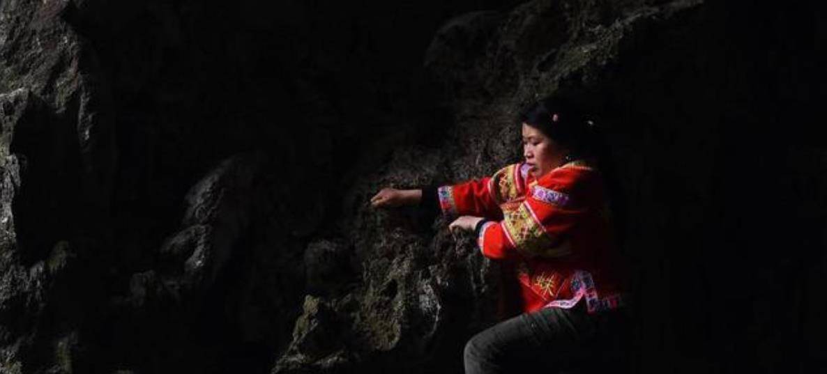 贵州背尸人:以背尸背棺材为生,徒手攀爬悬崖,峭壁上堆满了棺材