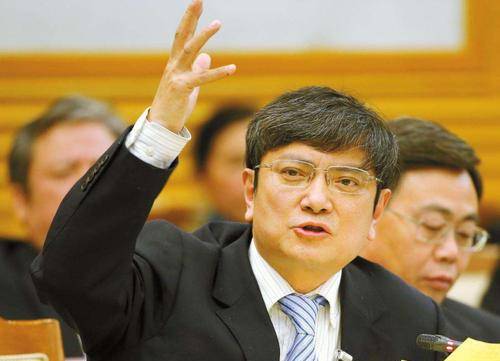 浙大教授郑强:空姐在天上端茶倒水,要那么高学历有必要吗?