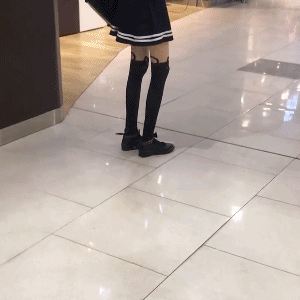 gif搞笑动图:在漫展玩的时候,有没有帅气的小哥哥主动跟你说话