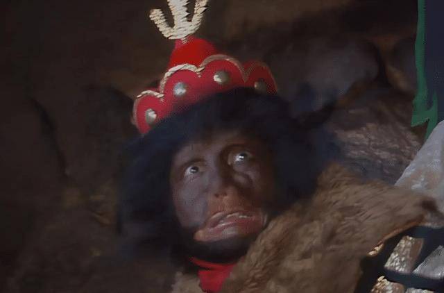 起来看时,却是正北下的火光晃亮,妖精大惊道:"呀!