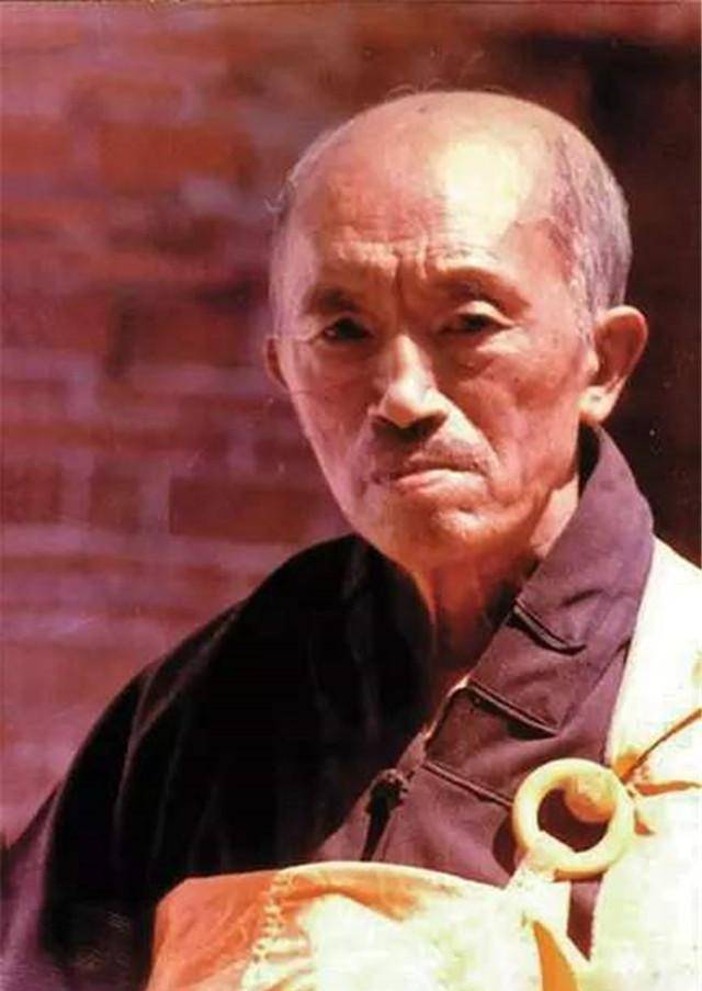 武警教头海灯法师,教部队金钟罩,梅花桩等真功夫,风光