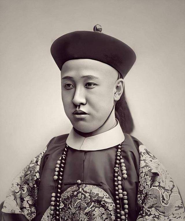 清朝最后一位摄政王,28岁就退休在家,晚年以90万斤小米卖掉王府