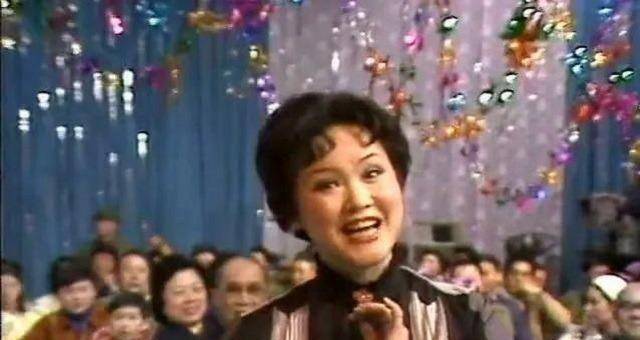 《难忘今宵》演唱者:一婚嫁恩师,二婚嫁粉丝,恩爱37年超幸福