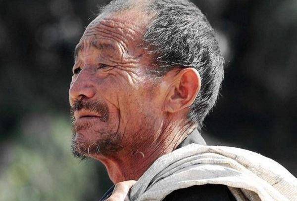 江苏老人因2儿子不孝,临走前将21万现金带进火葬场,结局如何?
