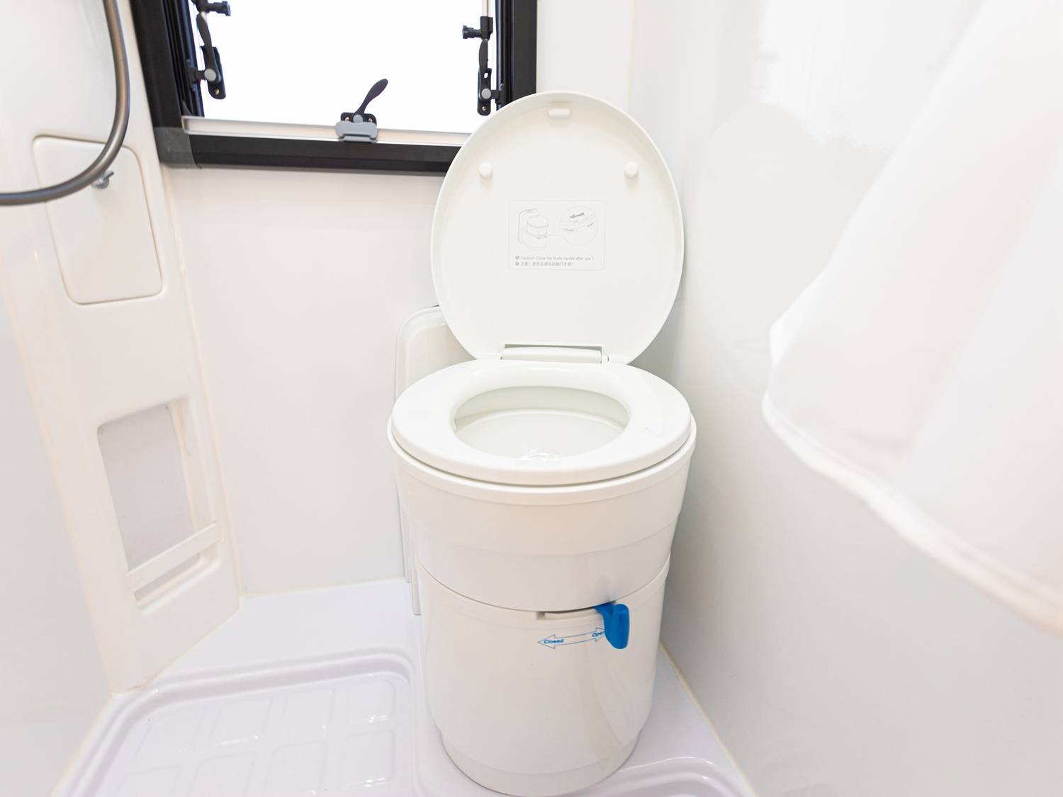 盒式抽拉马桶:结合了便携式马桶和固定式马桶的特点,可以在车内使用并