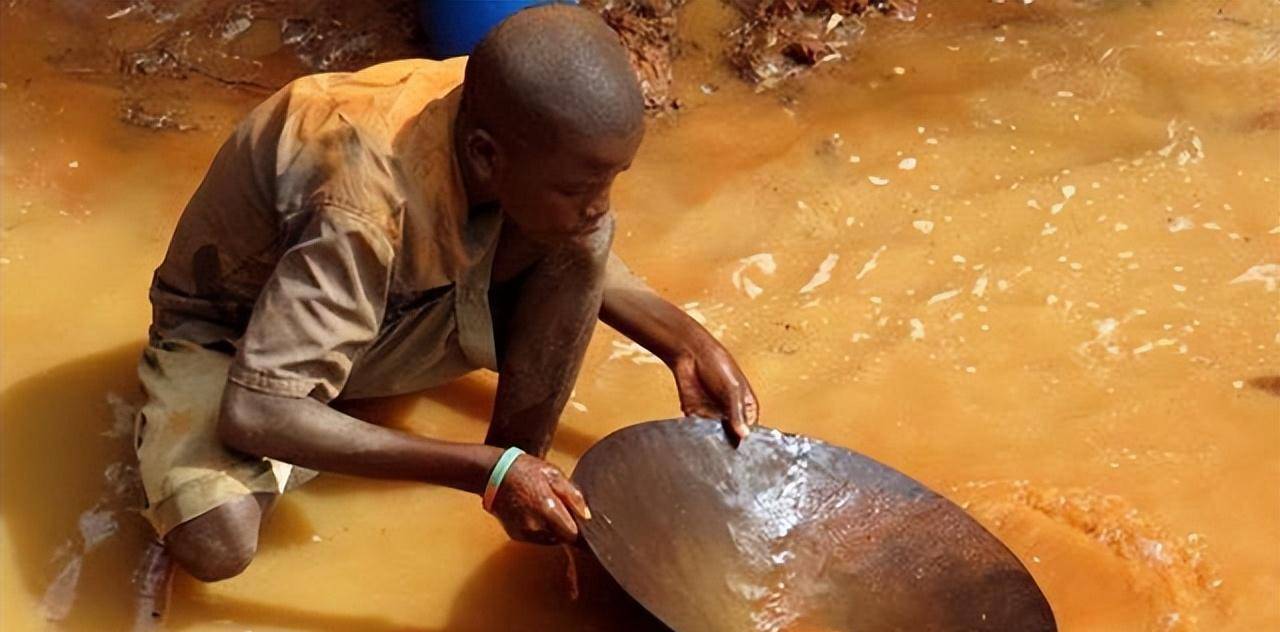 广西"上林帮"非洲淘金记:为钱殊死搏斗,常备200克金子保命