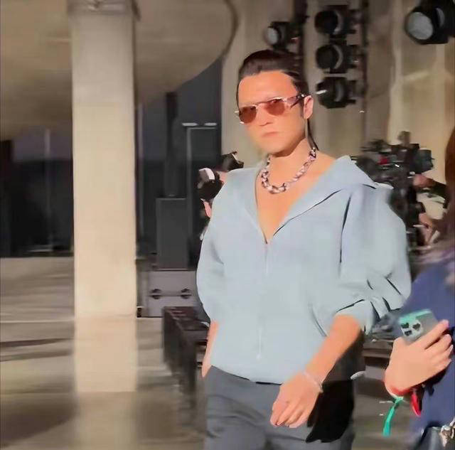 42岁谢霆锋现状曝光,被指靠近谢贤?风格转变引发热议