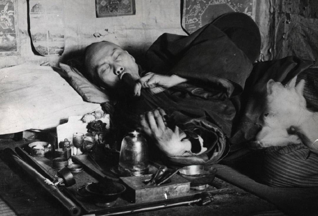 晚清贫民,为何人人抽得起鸦片?实情令人愤怒痛心