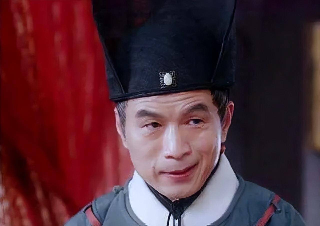 尽管伺候皇帝的太监与皇帝相处更亲密,看似危险,但在皇帝眼中,风险大