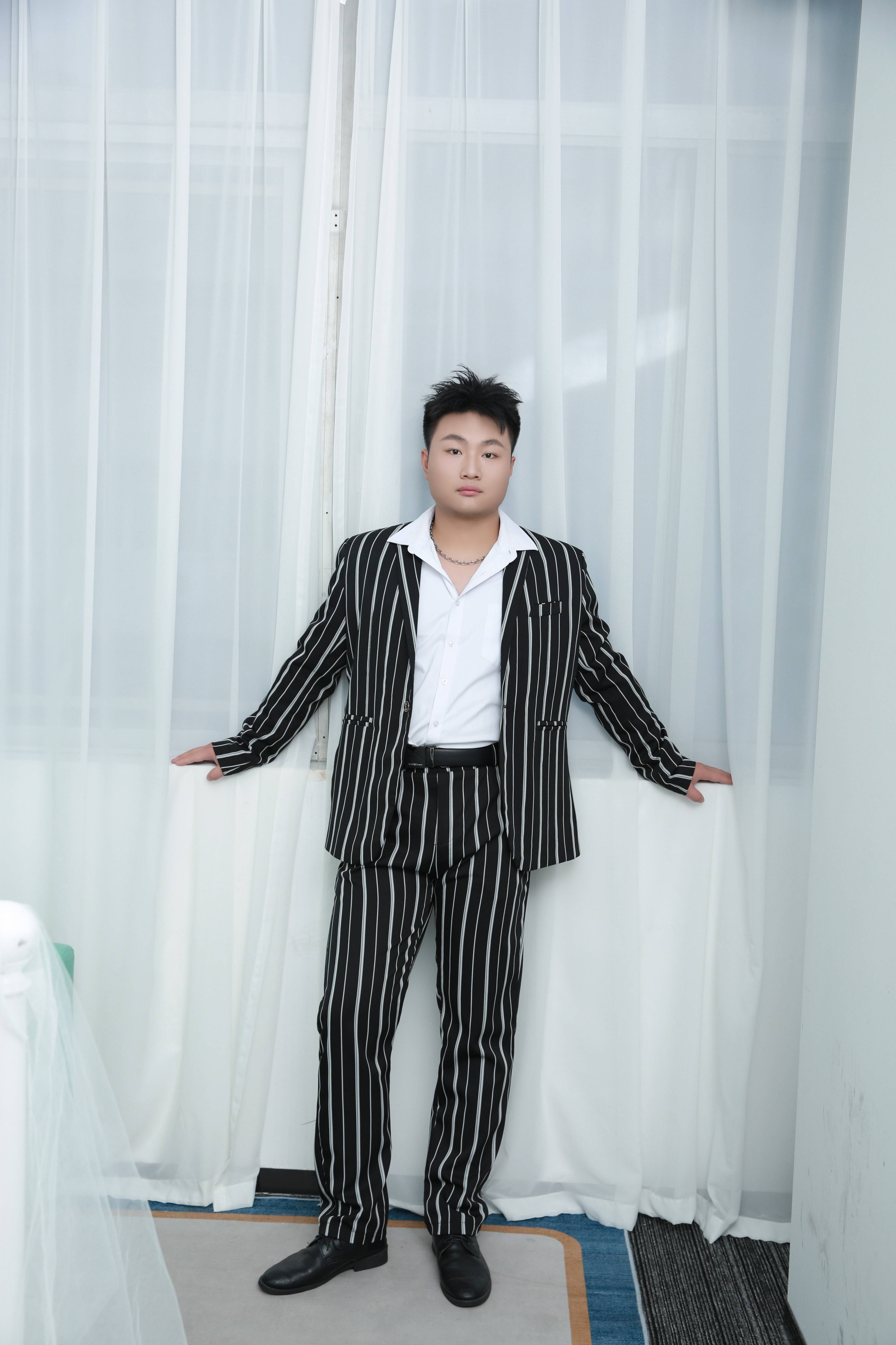 张景武,一个朝气蓬勃,充满自信的新晋男模特,展现