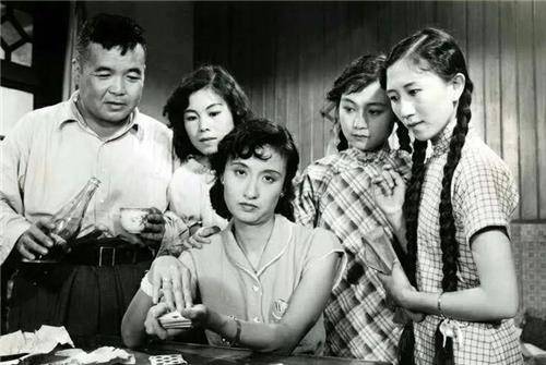 但他一个人的工资难以养活一家老小,身为二姐的黄宗英就放弃了读书