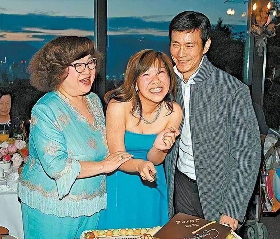 同是郑少秋的基因,把4个女儿一对比,差距就出来了