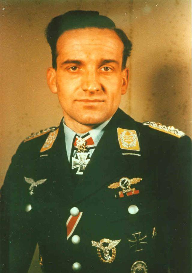 这个人就是汉斯·乌尔里希·鲁德尔,他是德国空军著名的斯图卡俯冲