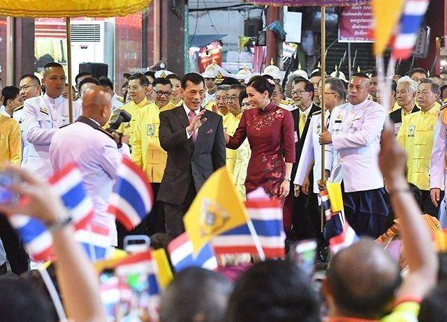 泰国王后访问中国城!首次穿旗袍亮相美到我,身姿婀娜实在太高贵