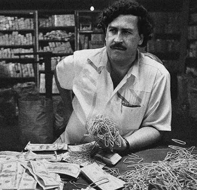 哥伦比亚毒枭巴勃罗:坐拥4万私人军队,自盖豪华监狱坐牢