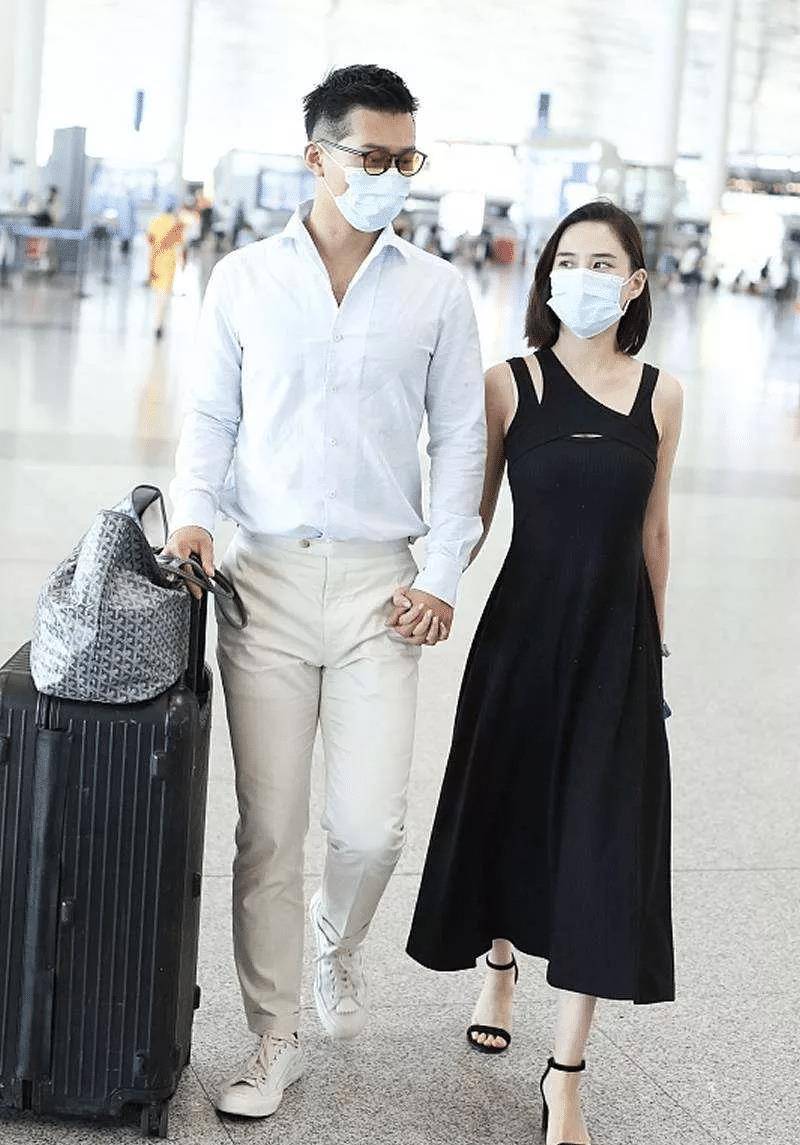 赌王千金何超莲和男友窦骁现身机场,全程十指紧扣,眼神满是爱意!