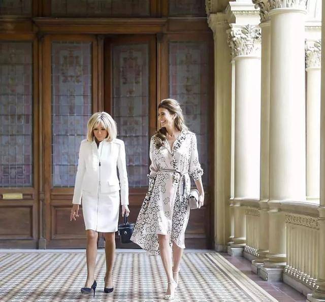 无论是站在法国总统马克龙妻子身边,还是同西班牙王后莱蒂西亚并肩而