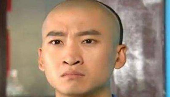 福尔康的出生引起了不小的轰动,因为他是乾隆亲生的儿子,自然备受皇帝