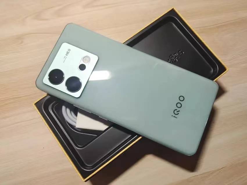 vivo开始"有点良心了",从3299元跌至1880元,天玑9200 芯片,索尼imx866