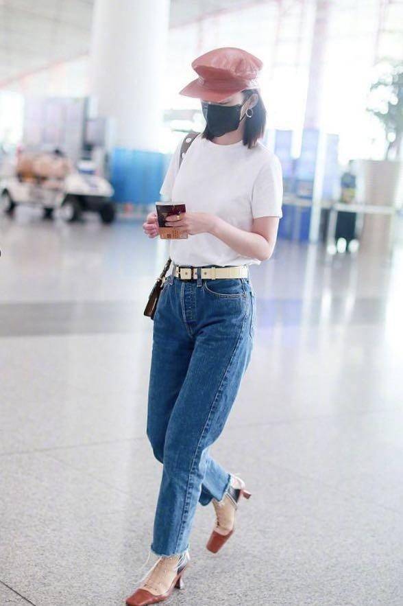 李沁的搭配太聪明,私服偏爱t恤 牛仔裤,夏季这么穿时髦又高级