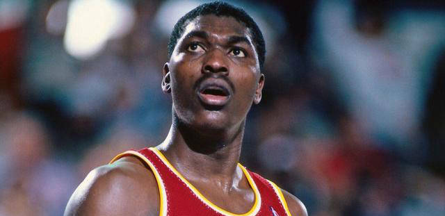 后卫-约翰逊:作为历史上最杰出的控卫之一,魔术师约翰逊在87-88赛季场