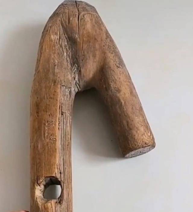 男子晒出的这个物件就是一根普普通通的木棍,看着造型像是一个鱼钩,而