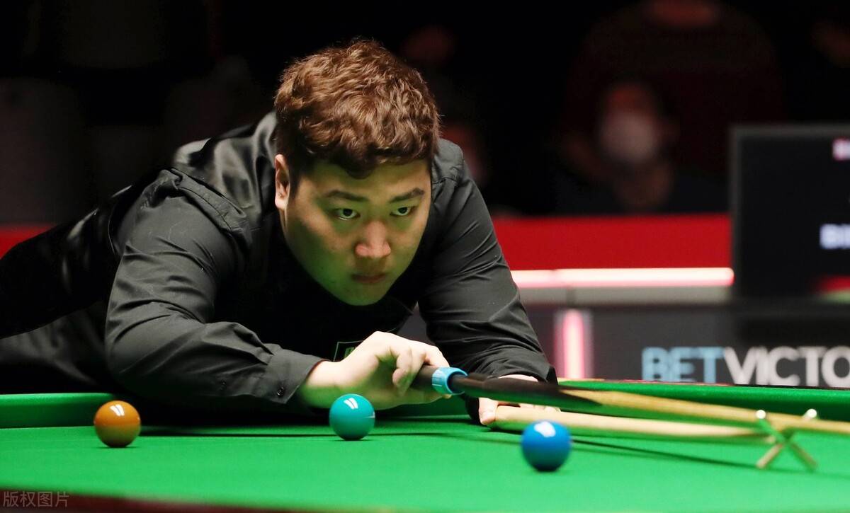 颜丙涛亮相上海,越南新娘罕现身,戴兔耳朵 衣着抢镜,身材极品