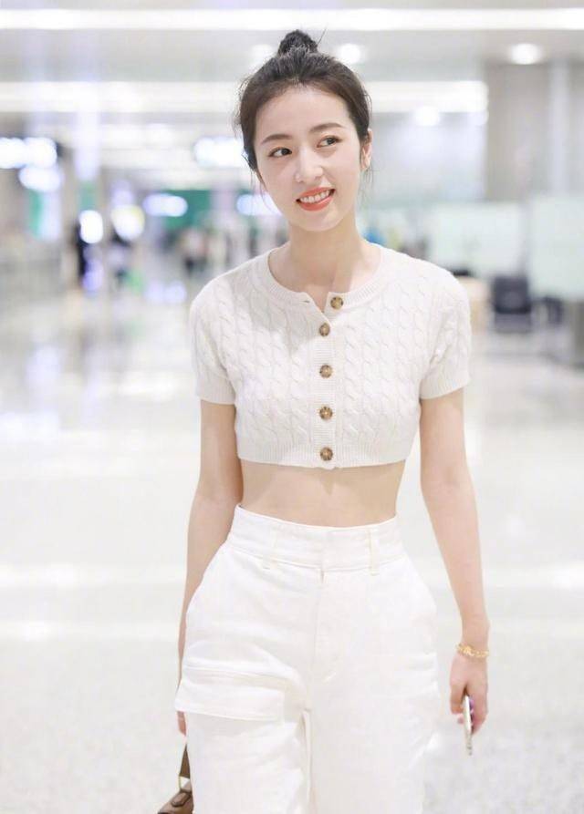 今年流行超短西装,周雨彤拿来配高腰阔腿裤,洋气又高级a爆了