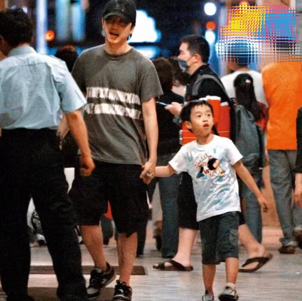 庾澄庆在美国参加儿子毕业典礼后返台,晒父子俩背影,送温馨祝福