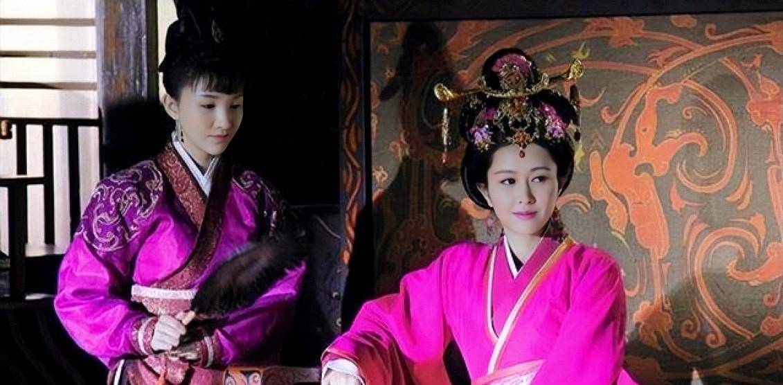 一方面让自己的妹子嫁给齐桓公,另一方面又跟楚国的楚成王眉来眼去