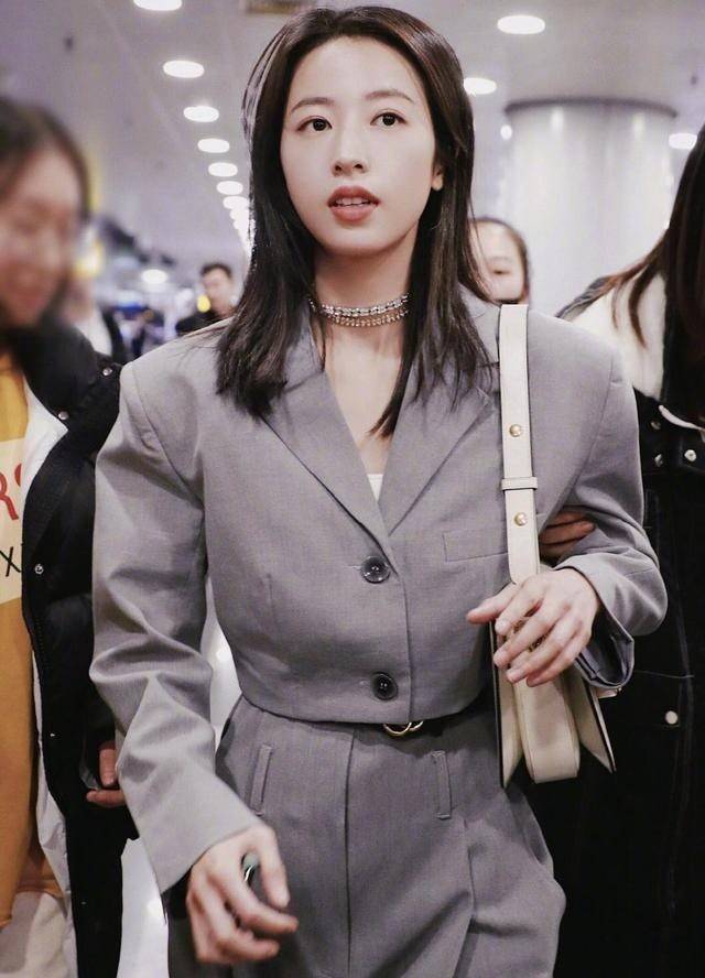 今年流行超短西装,周雨彤拿来配高腰阔腿裤,洋气又高级a爆了