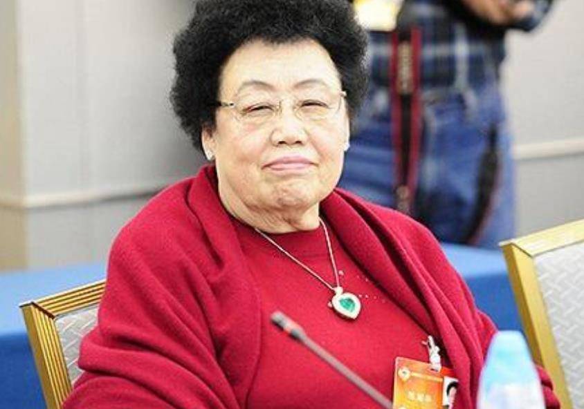 "打工妹"陈丽华:高中辍学白手起家,以505亿身价成中国女首富