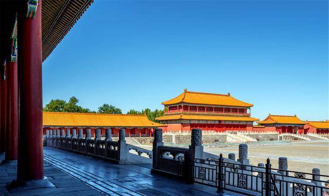 永乐十八年朱棣正式迁都北京,从此明清两代帝王在这里居住了500多年.